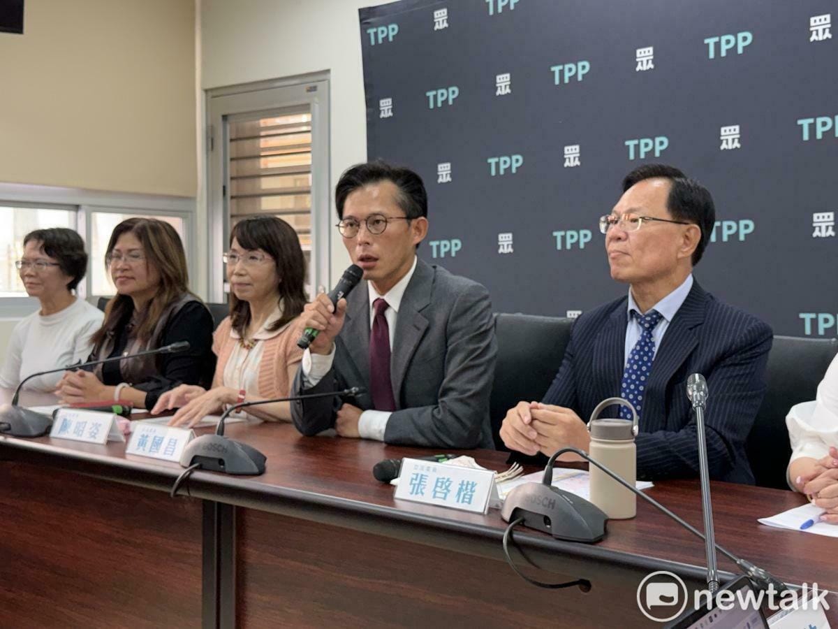 民眾黨主席兼黨團總召黃國昌（右2）。 圖：周煊惠 / 攝