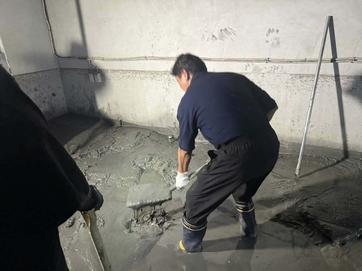 花蓮光復鄉災後救援挨批，傅崐萁貼「鏟泥照」遭爆僅鏟兩下，Carro Tsai諷其作秀，被志工逼下場臉色僵硬。 圖：翻攝自傅崐萁　臉書專頁