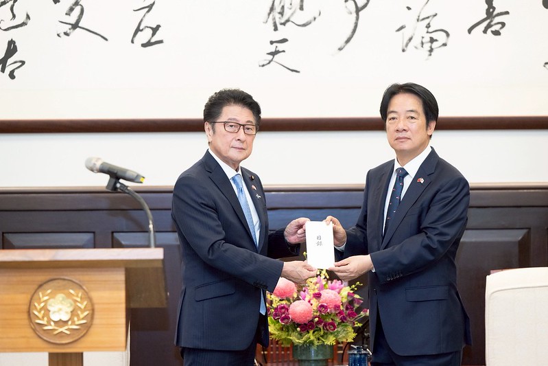 日本議員松山政司將訪團此次對花蓮災情的善款捐贈目錄呈獻總統賴清德。 圖：總統府提供
