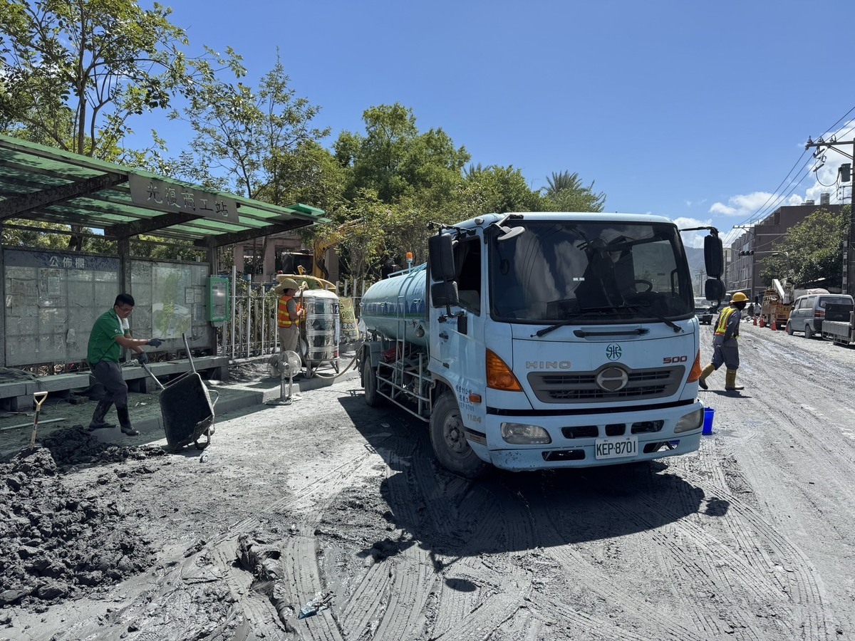 為減輕居民不便，台水公司供水站由13處增至23處，水車由13部增加至28部。 圖：經濟部／提供
