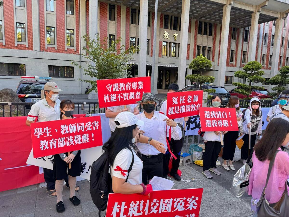 9月28日籌備中的「全國教育權益保障協會」於教育部大門前抗議「校事會議」制度。 圖：全國教育保障協會／提供