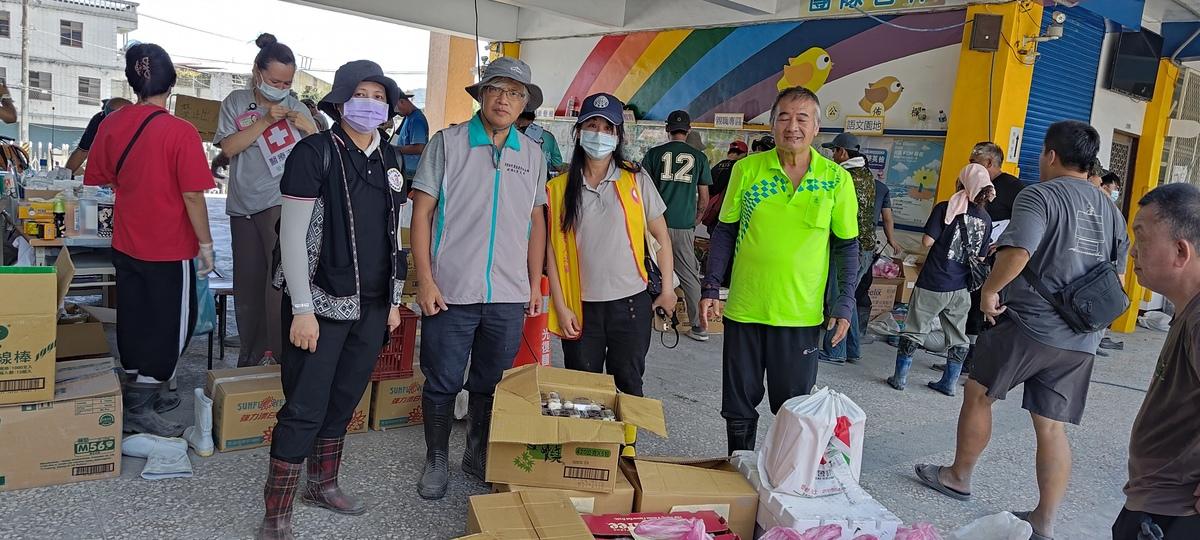農業部花蓮改良場、農糧署東區分區等單位同仁協助分送便當。 圖：農業部／提供