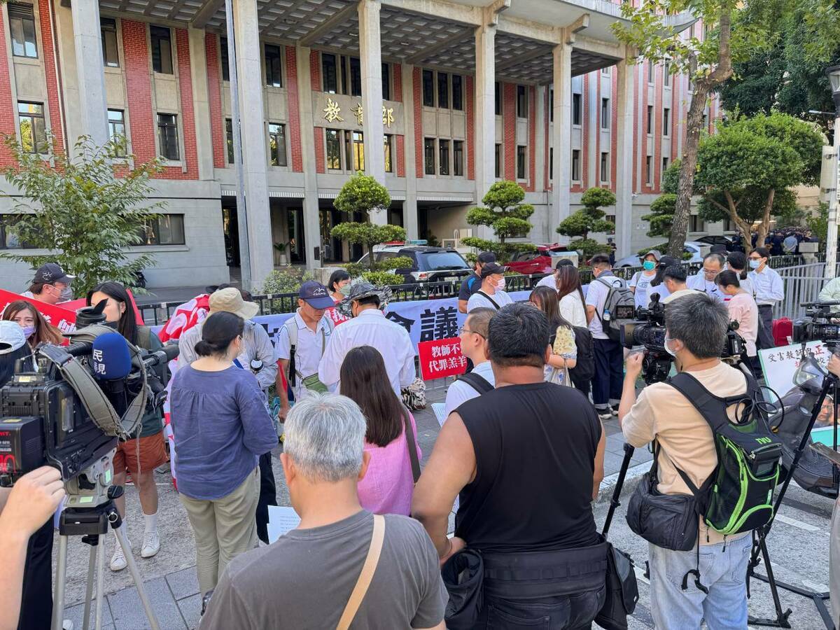 9月28日教師節於教育部前抗議的民眾。 圖：全國教育保障協會／提供