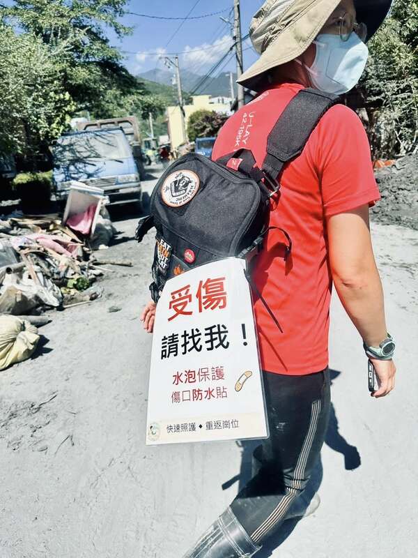 花蓮慈濟醫院指出，護理師化身「行走的天使」深入光復災區，9/27、28兩日共處理逾110傷口，守護災民志工健康。 圖：翻攝自花蓮慈濟　粉專