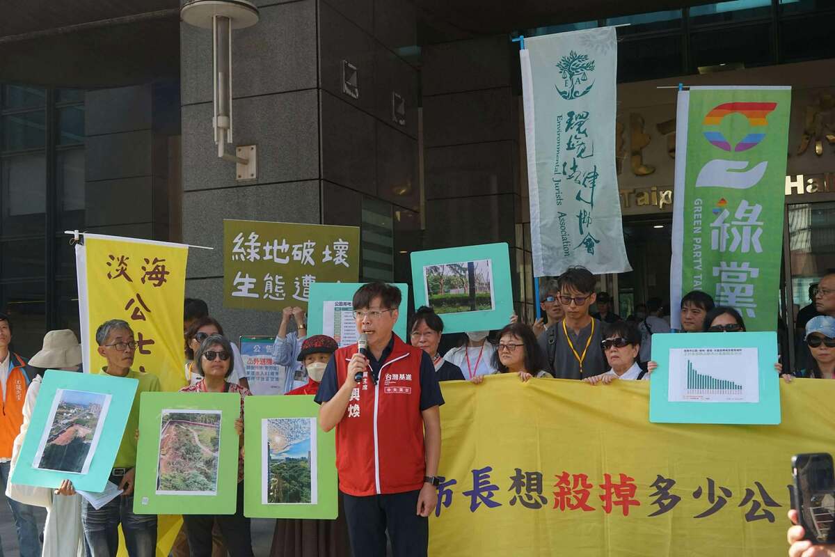 台灣基進黨主席王興煥與台灣樹人會等護樹團體、公民團體以及本土在野政黨今日（30日）於新北市政府前召開記者會，批評此舉恐將造成「自行砍樹就地合法」，導致「大砍樹時代」。 圖：基進黨提供