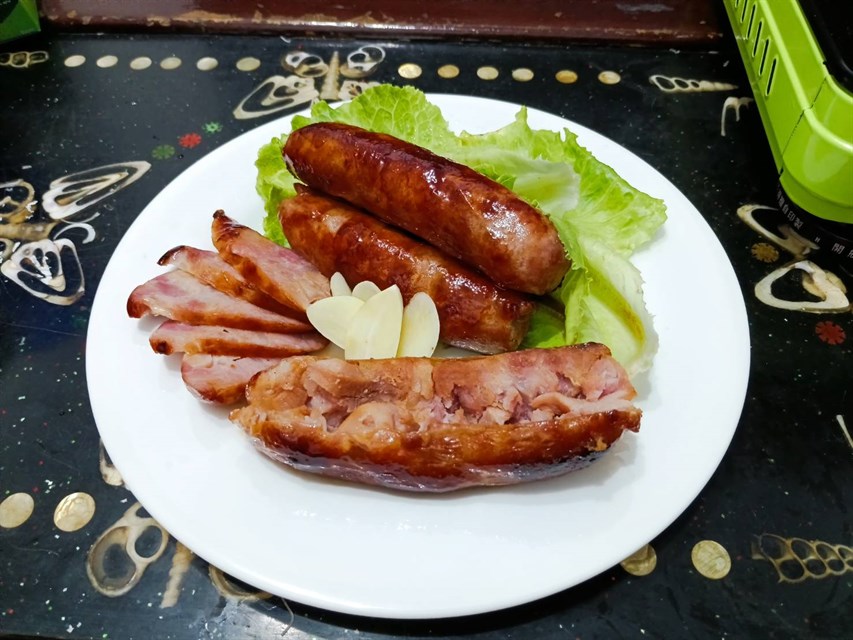 「胡保洋行」以招牌高粱酒香腸征服饕客味蕾。 圖：交通部觀光署／提供
