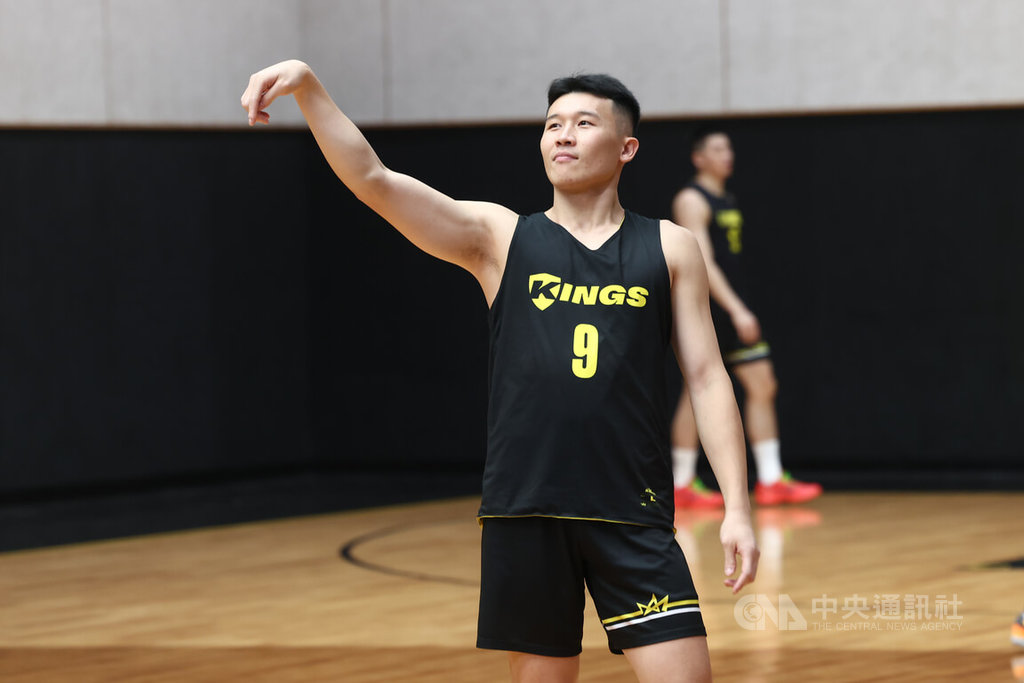 台灣職業籃球大聯盟（TPBL）新北國王30日舉行開季記者會，球星李愷諺（圖）現身新莊體育館球場參與練球。中央社記者王騰毅攝　114年9月30日