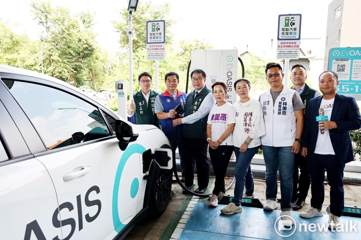 台南市積極營造電動車友善便利的使用環境，擇重要交通節點設置7處快充站，今日首批6處快充站共計18席180KW充電車格正式上線，台南市長黃偉哲親自操作充電，體驗其便捷性，並籲請電動車主多加利用。 圖：台南市政府提供