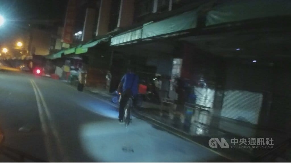 台中警方在一週內因民眾騎乘自行車違規進行攔查，接連查獲2件自行車酒駕案。警方30日呼籲，自行車酒駕除行車危險外也同樣違規，可依法開罰。（翻攝畫面）中央社記者蘇木春傳真  114年9月30日