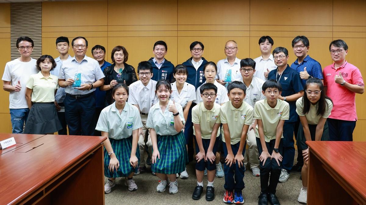 高雄市勇奪第65屆全國科展縣市團體獎冠軍，陳其邁市政會議表揚肯定科學教育深耕成果。 圖：高雄市教育局/提供