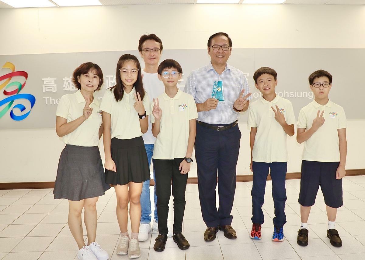 勝利國小以「尋找迷失的立體羊—解構六角星拼圖之研究」，勇奪全國科展國小組數學科第一名。 圖：高雄市教育局/提供