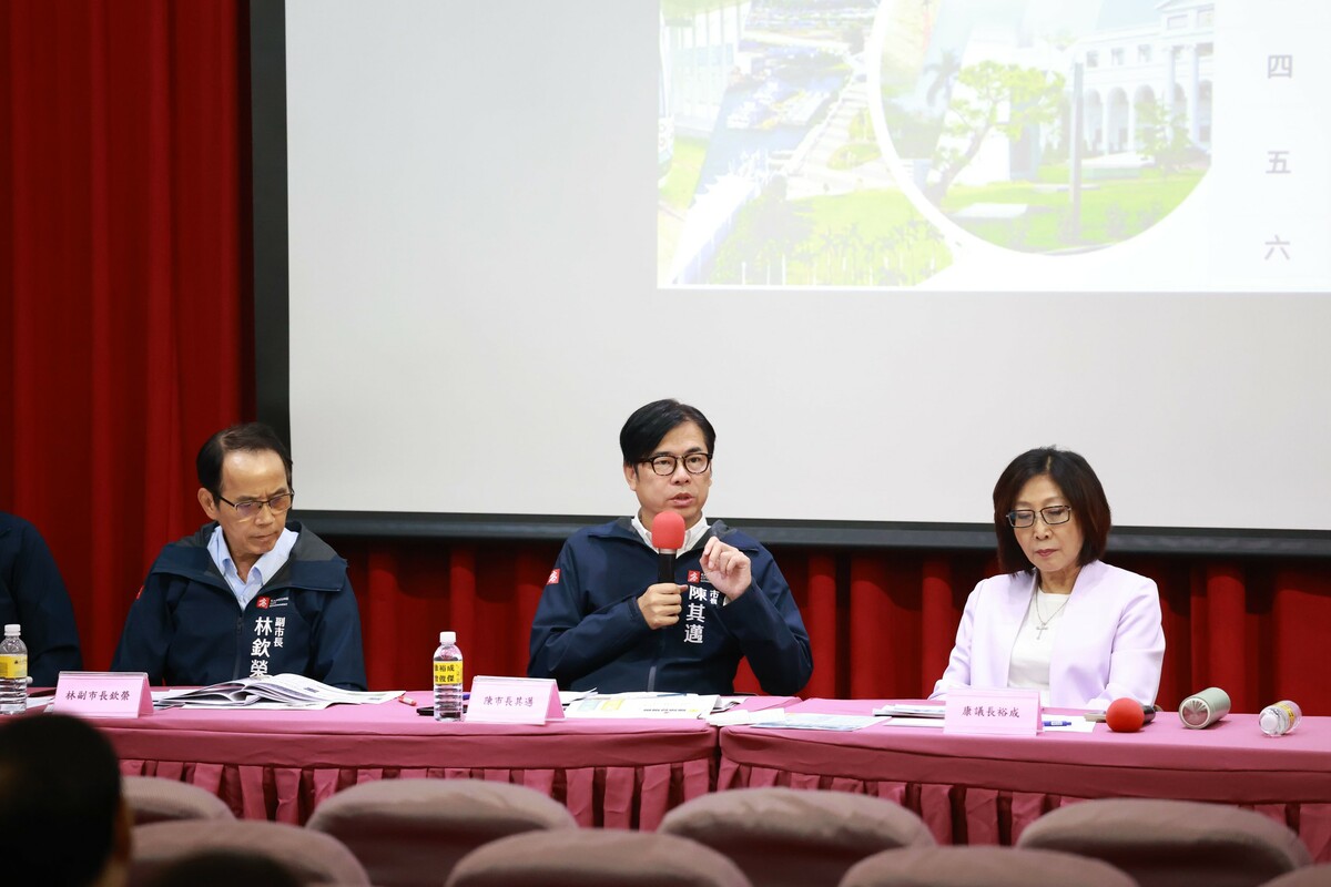 陳其邁(中)出席「115年度總預算案籌編情形說明會」，展現市府在財政紀律與建設推動上的努力。 圖：高雄市政府/提供