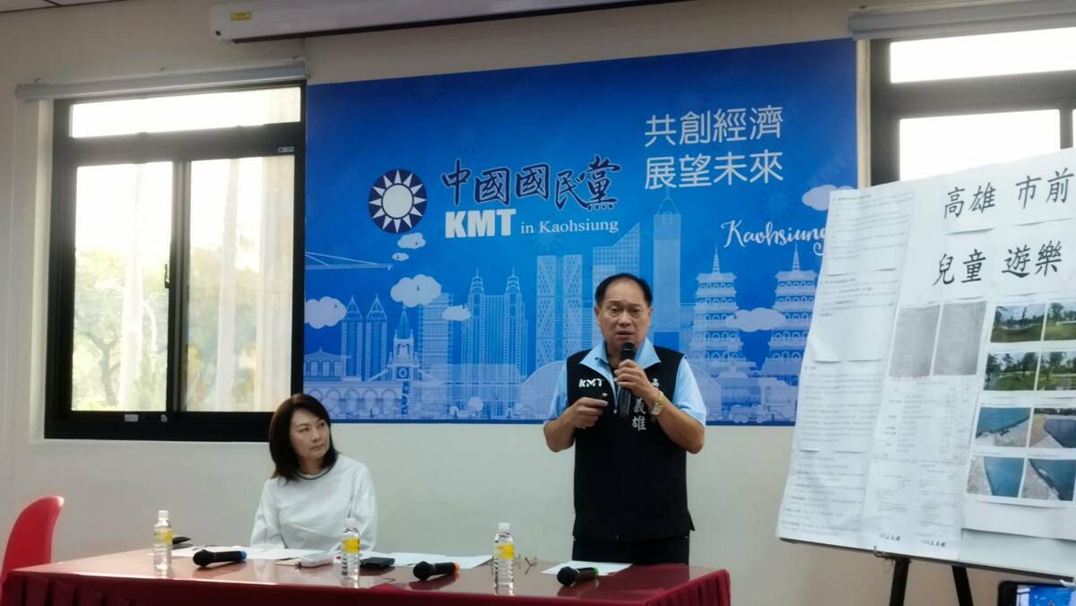 王義雄(右)在議員陳麗娜(左)陪同下召開記者會。 圖：孫家銘攝