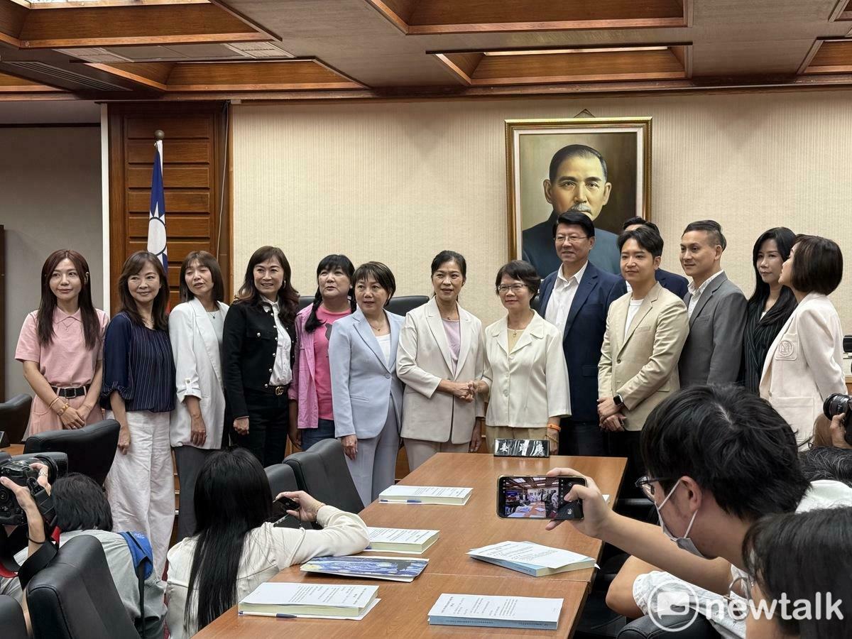 教育及文化委員會召委選舉結果出爐，民進黨推陳秀寶、國民黨禮讓民眾黨劉書彬（中間握手者）。 圖：周煊惠 / 攝