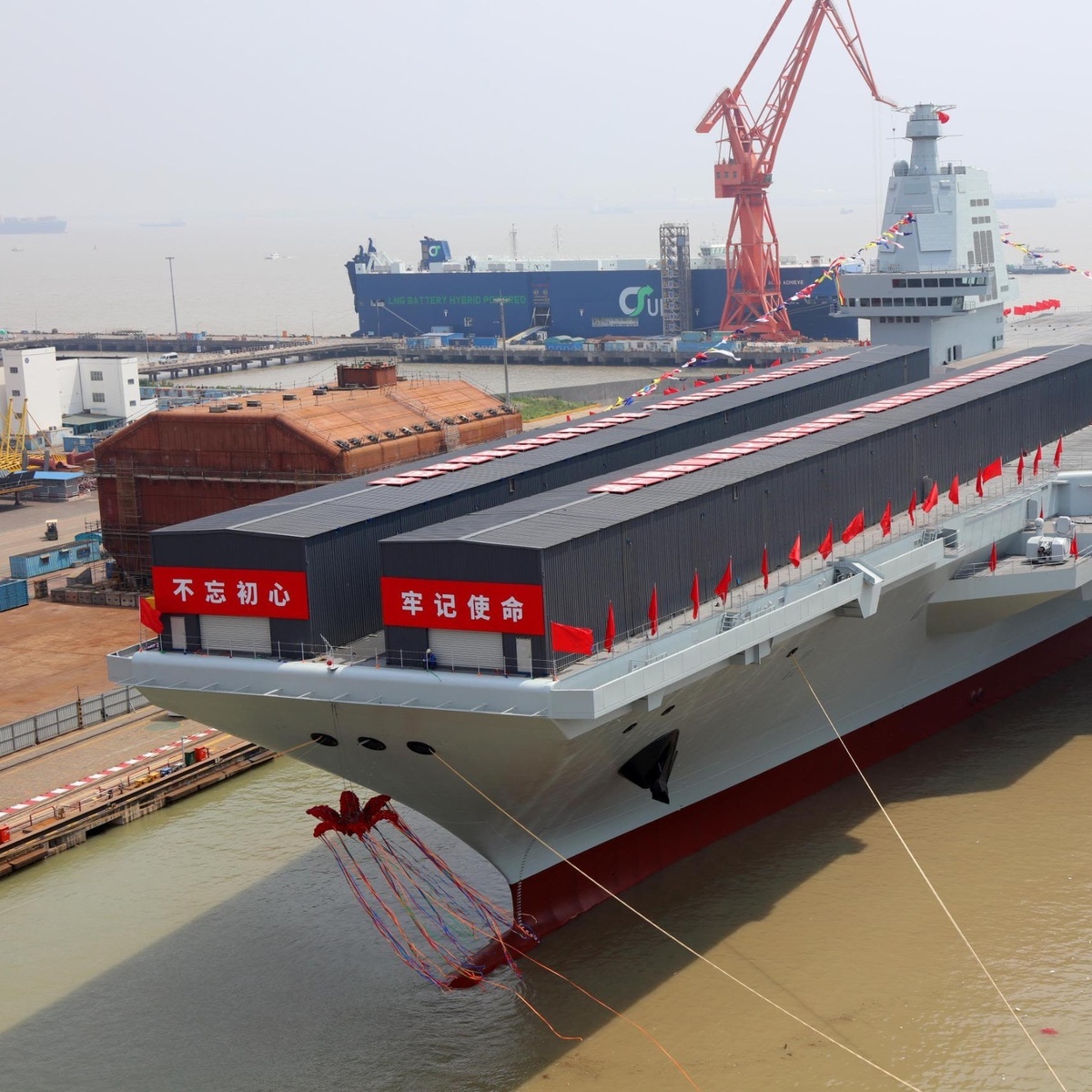 中國解放軍據傳已開工建造第四艘航母。圖為第三艘航母「福建艦」。 圖：翻攝自 X