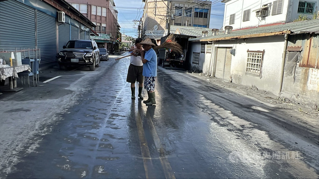 馬太鞍溪堰塞湖溢流重創花蓮光復鄉，災後復建邁入第9天，光復鄉市區的主要道路汙泥已清除，民眾看到路中間的雙黃線再度出現，感謝志工幫忙。中央社記者盧太城攝　114年10月1日
