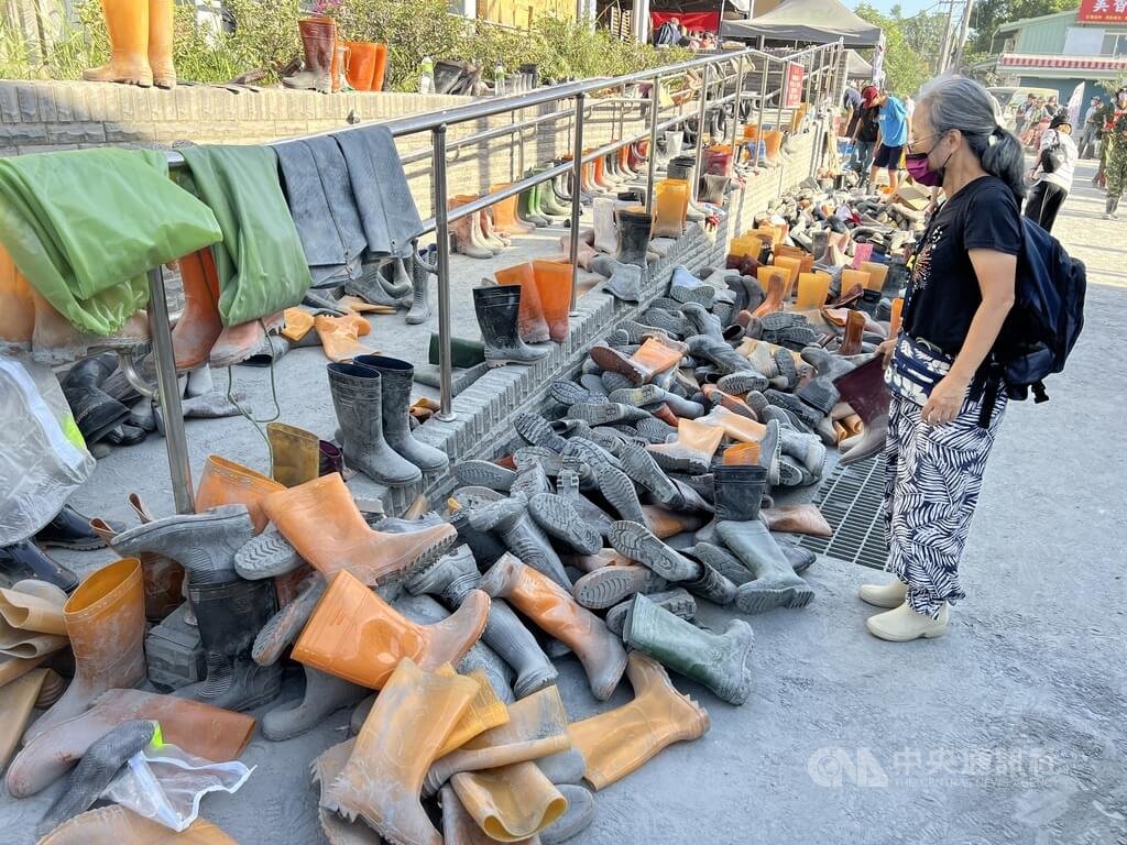 馬太鞍溪堰塞湖溢流重創花蓮光復鄉，災後重建持續，光復火車站前有志工留下的雨鞋與鏟子，自助交接給後來志工，這些雨鞋雖然還沾有汙泥，但卻是最美的風景。中央社記者盧太城攝　114年10月1日