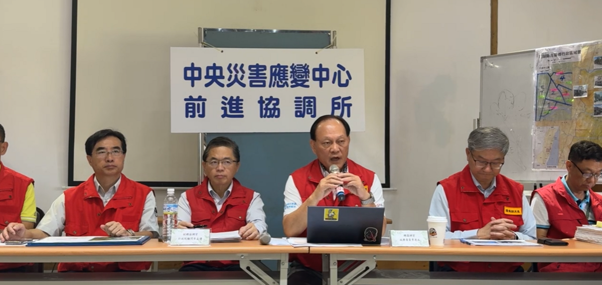 擁有救災專業的行政院政務委員、退役上將季連成（拿麥克風者）今（1）天起輪任中央前進協調所總協調官、李孟諺顧問輪任副總協調官，在花蓮召開首次記者會。 圖：擷自直播畫面 (資料畫面)