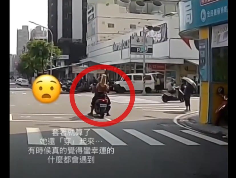 高雄機車後座女乘客竟以牛皮紙袋充當安全帽。 圖：翻攝自記者爆料網