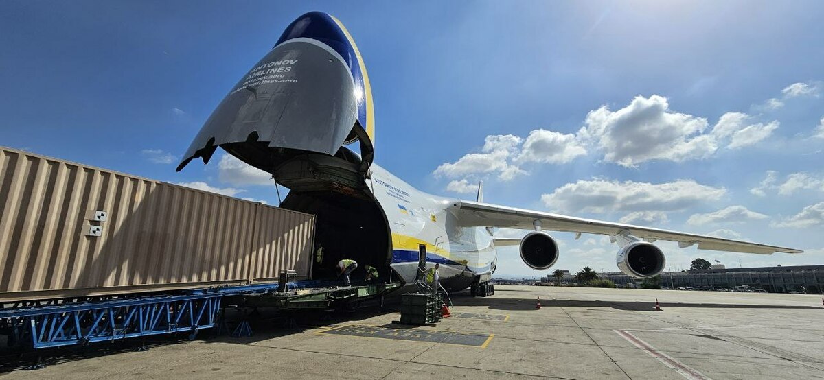 烏克蘭安托諾夫安-124「獅式」運輸機（Antonov An-124 “Ruslan”）降落在以色列的本古里安機場。 圖：擷取自《NOELreports》的 X