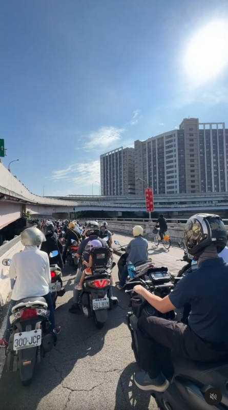 公館圓環改造工程昨(29)晨6點新正交路口正式通車，造成周邊路段嚴重壅塞，直到今(1)天塞車情況仍持續，甚至福和橋上Ubike反而騎的比這些機車騎士快。 圖：取自Threads