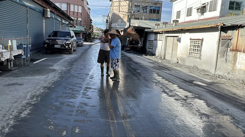 馬太鞍溪堰塞湖溢流重創花蓮光復鄉，災後復建邁入第9天，光復鄉市區的主要道路汙泥已清除，民眾看到路中間的雙黃線再度出現，感謝志工幫忙。中央社記者盧太城攝　114年10月1日