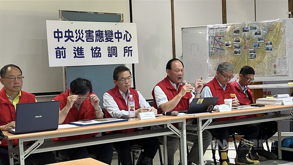 馬太鞍溪堰塞湖溢流釀災，行政院設立中央災害應變中心前進協調所，總協調官原由經濟部次長賴建信擔任，1日由行政院政務委員季連成（右3）輪任，行政院顧問李孟諺（左3）輪任副總協調官。中央社記者盧太城花蓮攝　114年10月1日