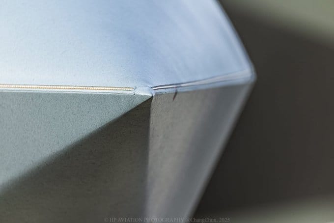 雖然中國持續宣傳其在新型武器上取得的成就，但有網友發現，中國殲-20 戰鬥機的機頭可能存在致命的設計缺陷，質疑解放軍的真實作戰能力與該國的宣傳存在巨大的差距。 圖：翻攝自 @Bricktop_NAFO X 帳號