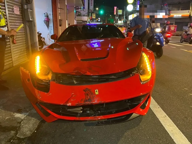 法拉利F12毀損嚴重，初估面臨數百萬維修費用。 圖：警方提供