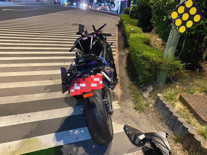 Honda紅牌重機同樣身價不斐，此次維修費用預期也是一筆花銷。 圖：警方提供