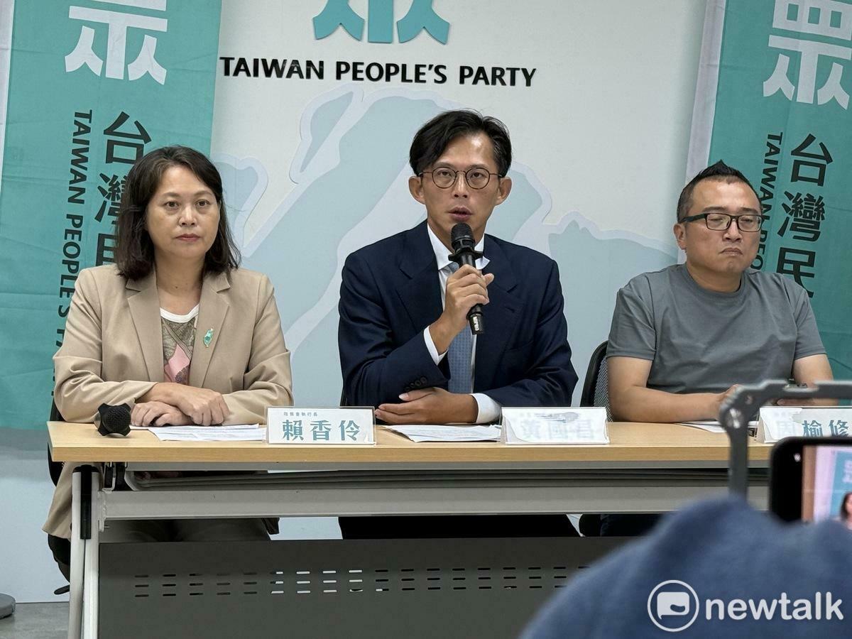 民眾黨主席黃國昌（中）、黨秘書長周榆修（右）、政策會執行長賴香伶（左）。 圖：周煊惠 / 攝