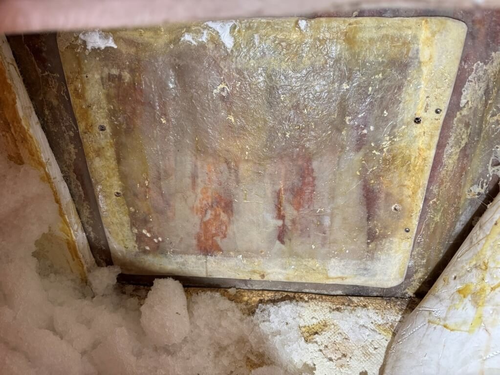 海巡署查獲高雄籍漁船「金達發」走私品牌私菸，犯嫌為隱藏密艙在洞口用碎冰覆蓋，幸專案小組察覺有異，鏟開碎冰起出58箱、市價新台幣120萬私菸。（海巡署提供）中央社記者洪學廣傳真  114年10月1日