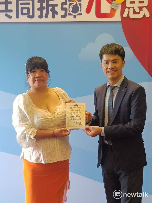 多金向杜柏村醫師致贈感謝卡片。 圖：唐復年/攝