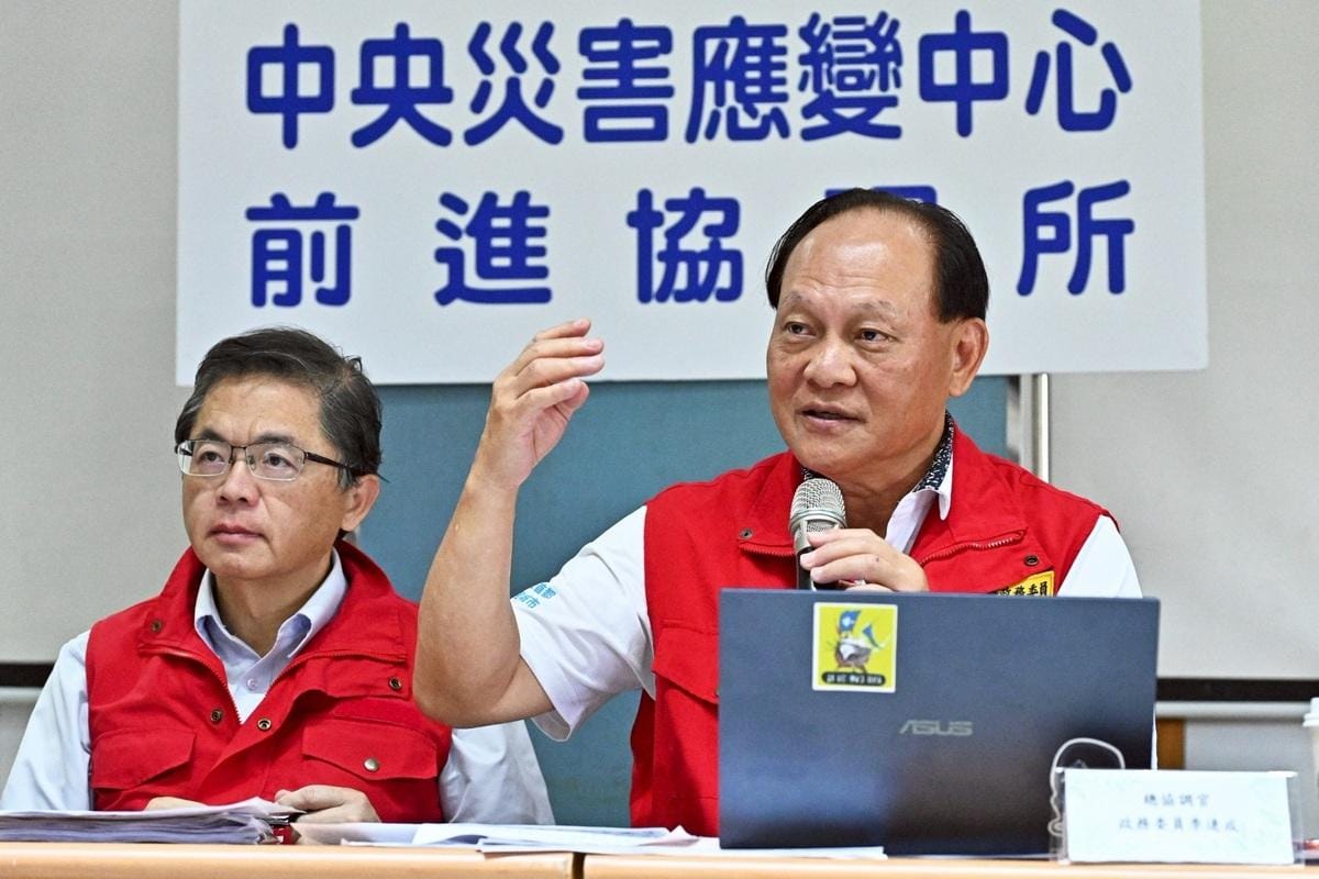 中央災害應變中心前進協調所今（1）日召開第14次工作會報後記者會，由總協調官、行政院政務委員季連成（右）說明花蓮馬太鞍溪堰塞湖溢流的最新救災進度。 圖：行政院提供