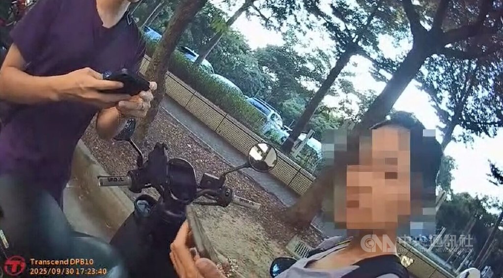 台中市郭姓女子（右）因案遭通緝，警方9月30日循線在南屯區某公園欲逮人，郭女卻大聲高喊「綁架、救命」，支援警力到場後成功將人帶回警局確認身分，依法押解歸案。（翻攝照片）中央社記者蘇木春傳真　114年10月1日