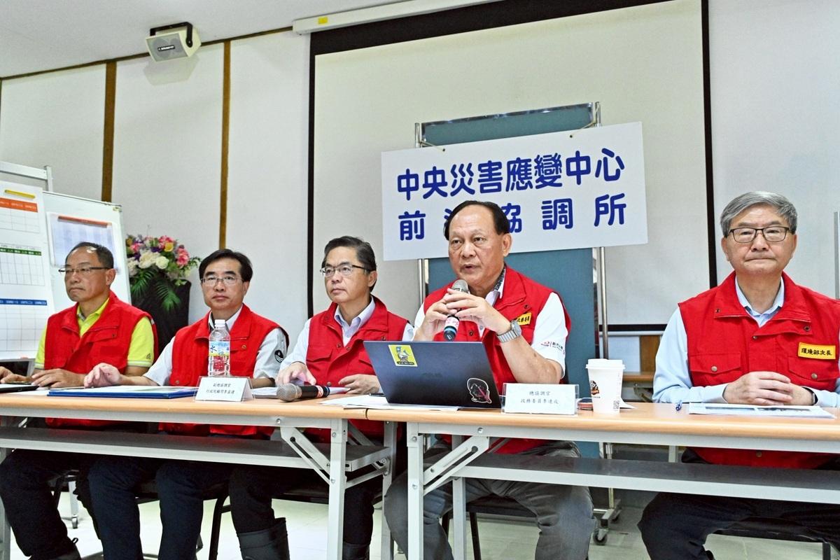 中央災害應變中心前進協調所1日指出，每1村將由軍方中校階已上軍官擔任現場指揮官，並規劃利用軍卡載送志工前往需要幫忙的村落，期盼志工接受指揮官調度，以利有效救災及管理。 圖：行政院/提供