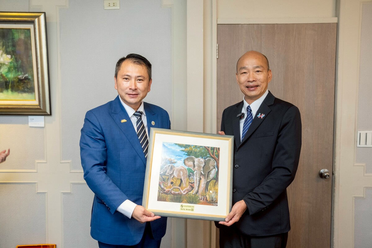 立法院長韓國瑜1日中午在副院長江啟臣、國民黨立委馬文君、黃健豪、廖偉翔、民進黨立委陳俊宇的陪同下，於立法院康園餐廳款宴「非洲台灣商會聯合總會回國訪問團」。 圖：立法院提供