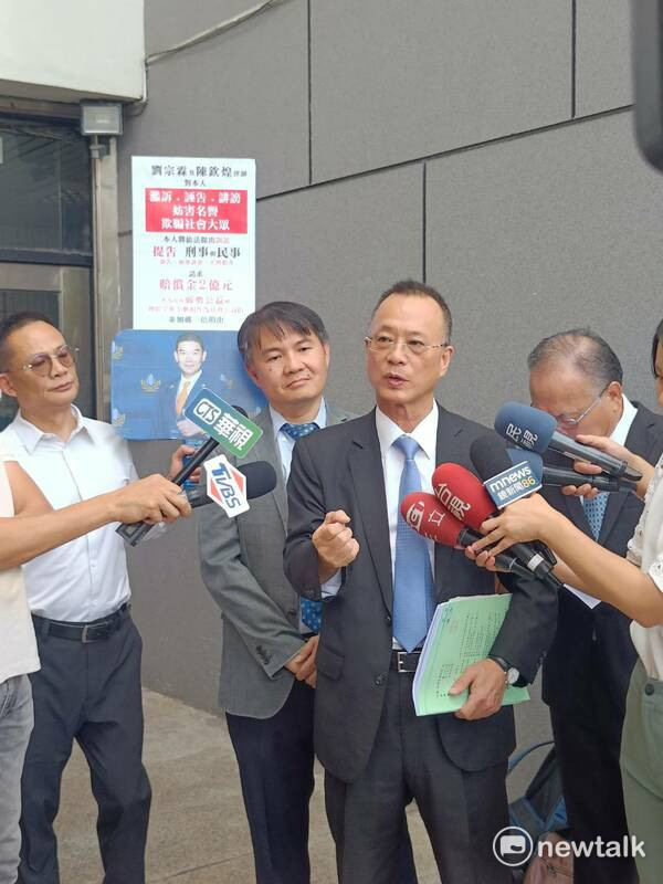 新力旺集團總裁莊周文委託律師在台中地檢署大門召開記者會提出反控。 圖：唐復年/攝