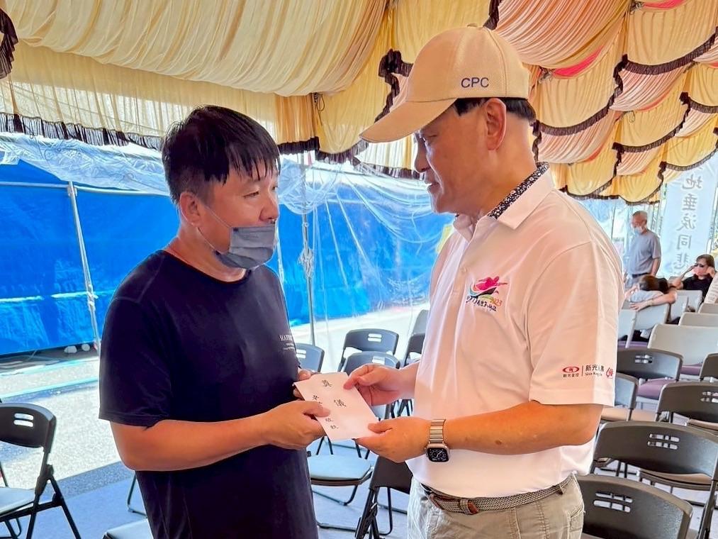 中央災害應變中心前進協調所總協調官行政院政務委員季連成，今（1）日前往災區慰問花蓮馬太鞍溪堰塞湖溢流事件罹難者家屬，代表行政院長卓榮泰敬致奠儀10萬元予每位罹難者家屬。 圖：行政院提供