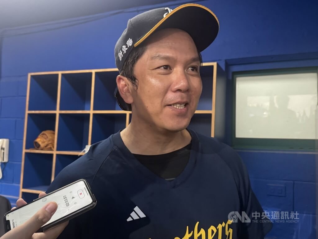 中華職棒中信兄弟隊退役球星周思齊（圖）家鄉就位在花蓮縣光復鄉大同村，也是馬太鞍溪堰塞湖溢流受災戶。他1日受訪時表示，目前災區狀況不太好，盼後續集結更多力量幫助家鄉修繕。中央社記者楊啟芳攝  114年10月1日