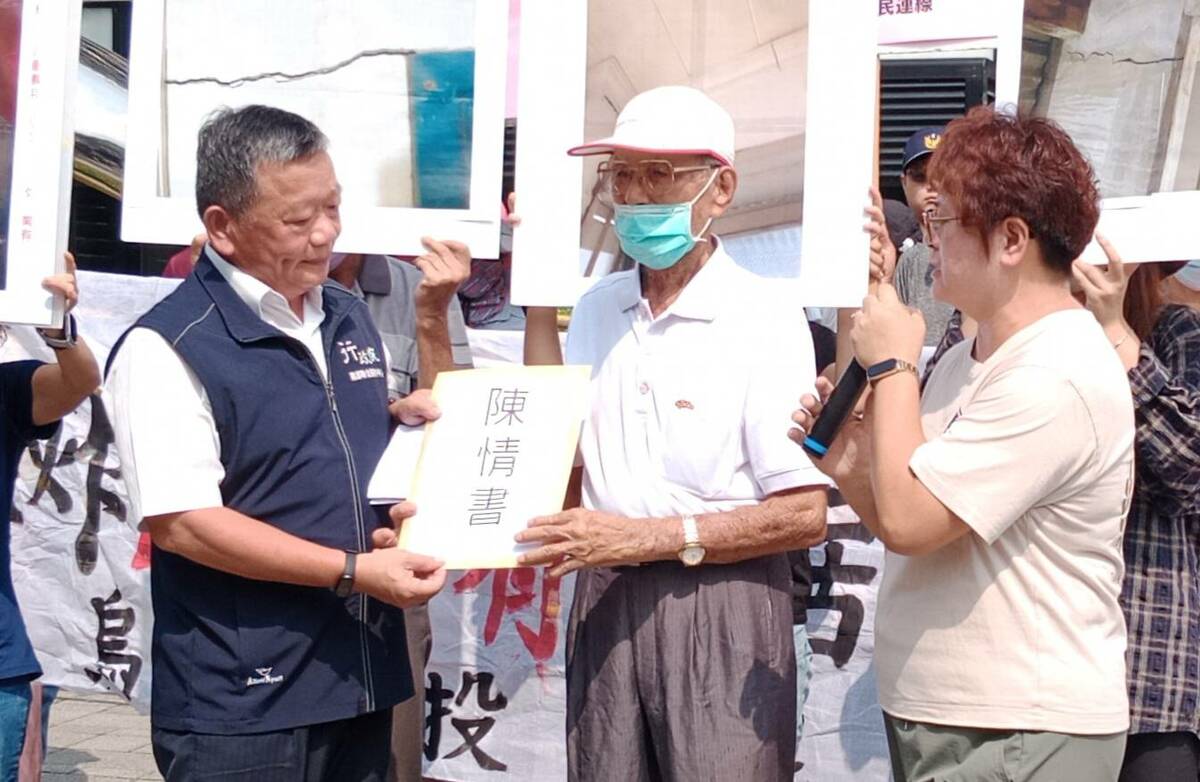 烏林投居民林平山(中)將陳情書呈遞給行政院南服中心林姓組長(左)。 圖：孫家銘攝