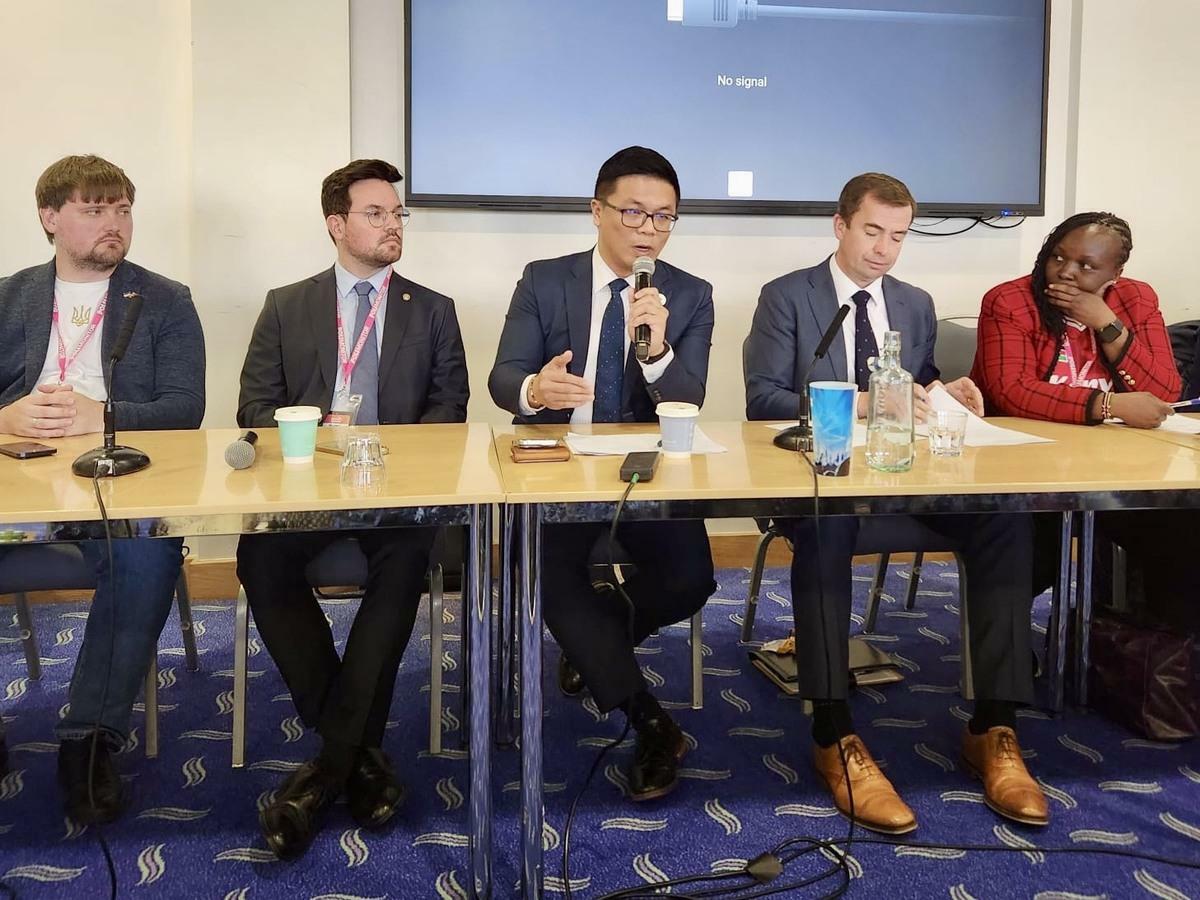 民進黨獲邀參與英國自民黨大會，民進黨國際部主任陳文昊（中）發表演說。 圖：民進黨提供
