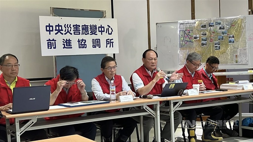 行政院政務委員季連成（右3）接任花蓮中央救災中心前進指揮所總協調官，軍人出身的他，救災形同作戰，責任分明，作風明快；國民黨立委傅崐萁說，感受到整體效率提升。圖為1日記者會季連成說明救災機制調整。中央社記者盧太城攝　114年10月2日
