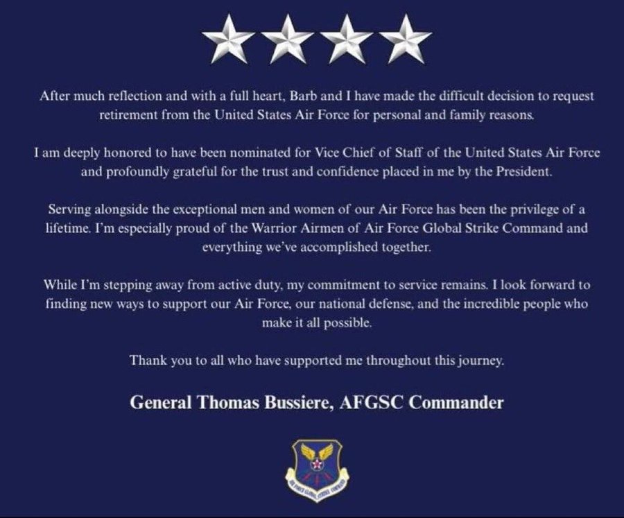 美國空軍全球打擊司令部司令比西爾上將（中），無預警在社群媒體宣布退休。 圖：翻攝「X」@StMichael_777