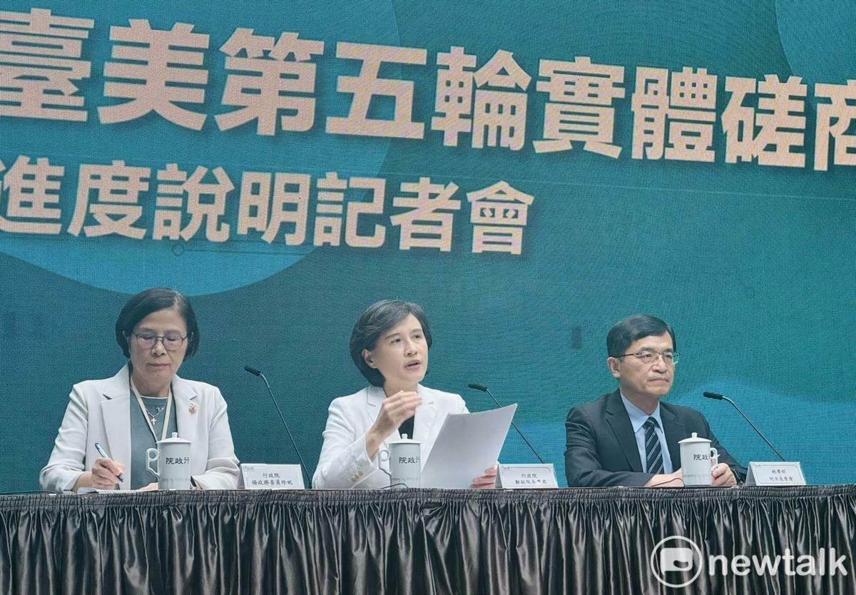 行政院經貿談判辦公室今（13）日表示，台美之間針對關稅相關課題已有大致共識，目前雙方正在商議舉行總結會議的時程，若有確認將對外說明。圖為行政院日前召開「台美第五輪實體磋商進度說明記者會」，由鄭麗君副院長（中）、行政院經貿辦總談判代表楊珍妮政務委員（左）和經濟部何晉滄次長（右）出席。 圖：謝莉慧/攝（資料照片）