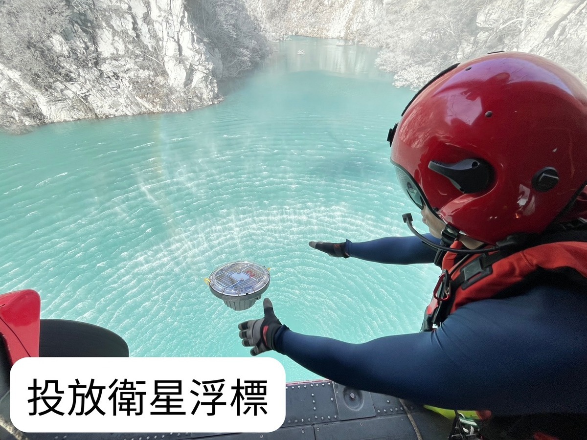 農業部林業及自然保育署安裝小型水位觀測浮標，探測湖下地形與深度，以評估後續水位計安裝及減災工程可行性。 圖：農業部林業及自然保育署提供/翻攝「臉書」林憶君粉絲專頁