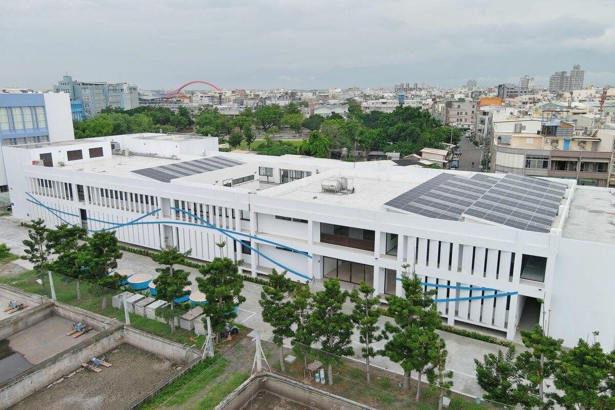新落成之東港蝦藻類種原庫。此設施具備高度生物安全規劃，為我國白蝦等重要經濟蝦種建立永續發展的保種基地 圖：水產試驗所／提供