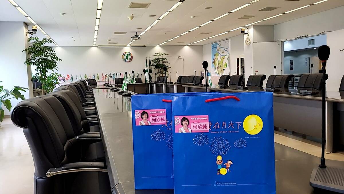 何欣純不分黨派致贈公益月餅給63位台中市議員。 圖：何欣純服務處/提供