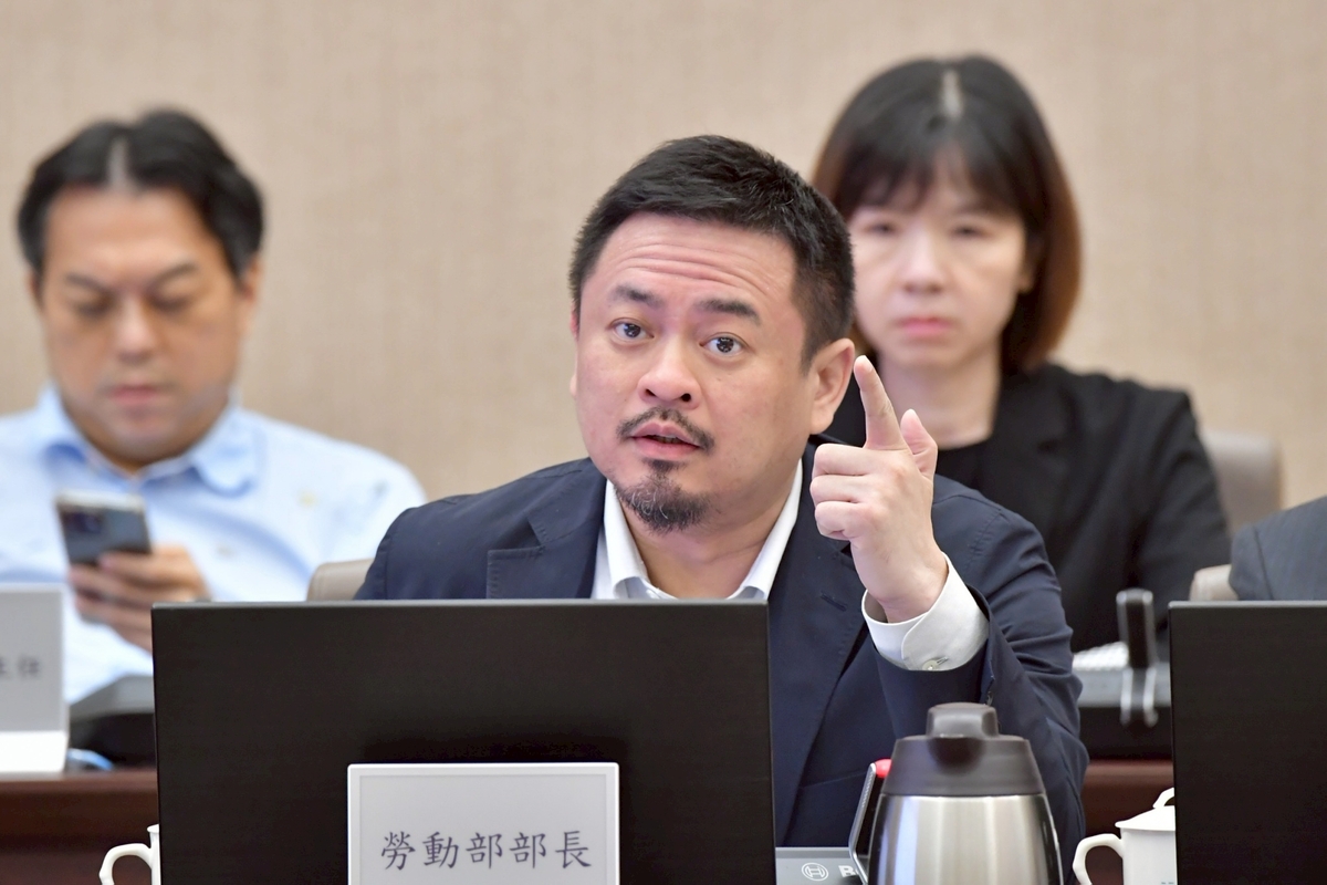 勞動部長洪申翰今（2）日在行政院會說明部分產業出現減班休息情況。 圖：行政院提供