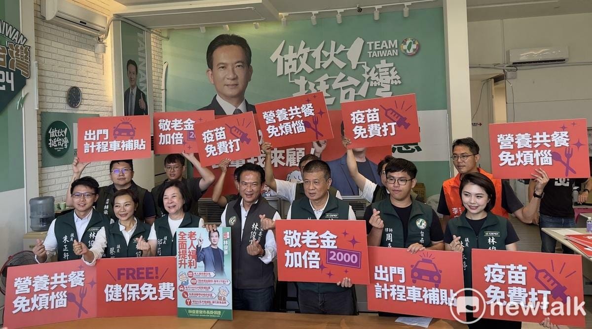 立委林俊憲在台南市議長邱莉莉、副議長林志展、議員蔡筱薇、周嘉韋、林依婷、朱正軒、沈震東、李宗霖、李啟維、余柷青、鄭佳欣、郭鴻儀及代表陪同下舉行記者會，首度公佈其參選市長的社會福利政策訴求。 圖：林俊憲服務處提供